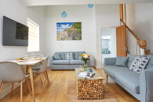 尚克林的住宿－Shanklin Villa Aparthotel，客厅配有沙发和桌子
