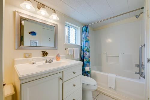 une salle de bain avec un lavabo, des toilettes et une douche dans l'établissement Walk to Aransas Bay Beautiful Rockport Townhome, à Rockport