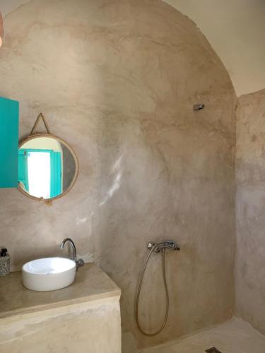 uma casa de banho com um lavatório e um espelho em Dar Lily em Erriadh