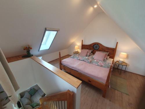 una camera da letto con letto e cuscini rosa di Ferienwohnung Naturpark Schwarzwald a Löffingen