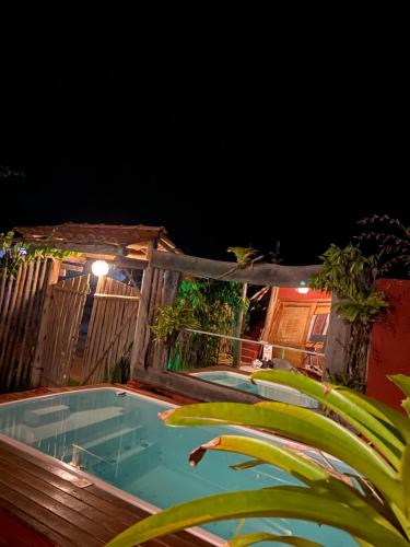una casa con piscina por la noche en Caraiva love house, en Caraíva