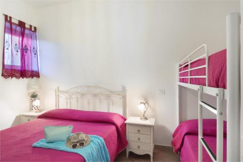 una camera con letto a castello e lenzuola viola di Appartamento Levante Deluxe pt - MyHo Casa a Torre Canne