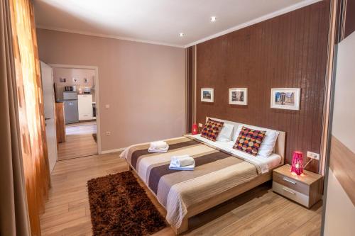 una camera da letto con un letto grande in una stanza di Apartment Anitea a Pola (Pula)