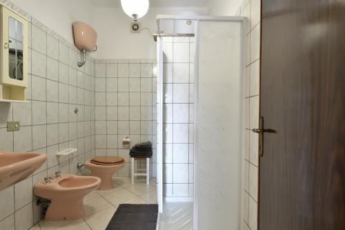y baño con aseo y lavamanos. en Corbezzolo, en Bari Sardo