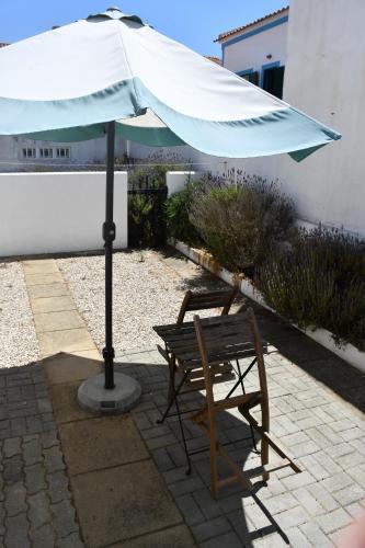 Patio nebo venkovní prostory v ubytování Alojamentos Vitinho - Vila Nova Milfontes