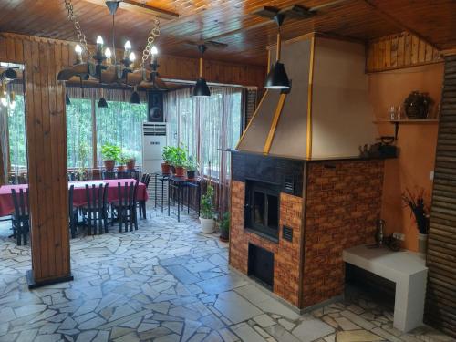 Restoran atau tempat lain untuk makan di Къща за гости Вишнева градина