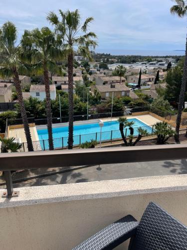 a view of the pool from the balcony of a resort at Appartement vue exceptionnelle in Saint-Raphaël