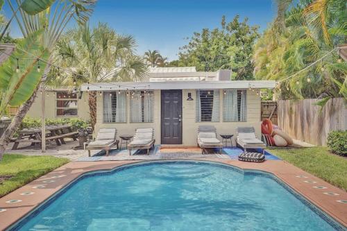 una piscina frente a una casa en Casa del Ojo, en Fort Lauderdale