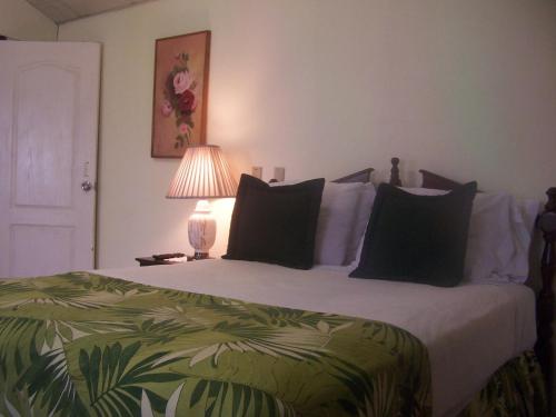 a bedroom with a bed with a green and white comforter at Honduyate in Las Marías