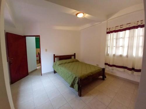 1 dormitorio con 1 cama en la esquina de una habitación en Sonqo Departamentos en San Salvador de Jujuy