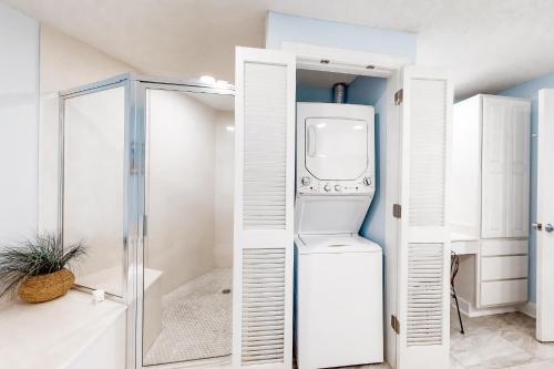 pralnia z pralką i suszarką w obiekcie Palm Beach C52 w mieście Orange Beach