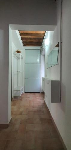 a room with a hallway with a door and a tile floor at La casetta in Camaiore