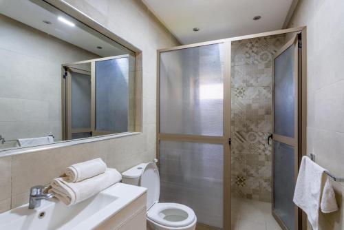 e bagno con doccia, servizi igienici e lavandino. di Villa Luxe a Marrakech