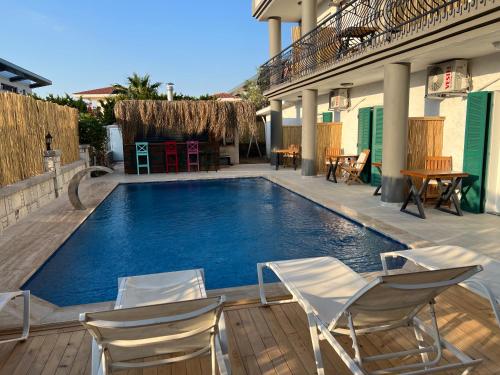 Bazén v ubytování ALAÇATI XL LUXURY HOTEL nebo v jeho okolí