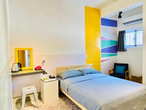 sypialnia z łóżkiem, biurkiem i lustrem w obiekcie 177 Beigang Homestay w mieście Beigang