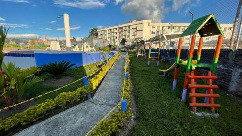 a park with a playground with a slide at Apartamento Aroma de Café in Montenegro