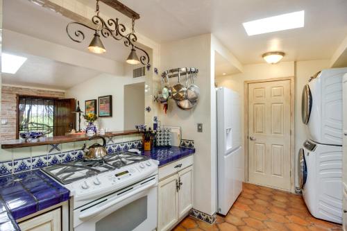 een keuken met een fornuis en een witte koelkast bij Eclectic Tucson Vacation Rental with Pool! in Tucson