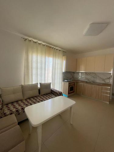 uma sala de estar com um sofá e uma mesa em apartament em Durrës
