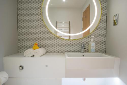 フェアラムにあるLodge at Solentのバスルーム(白い洗面台、鏡付)