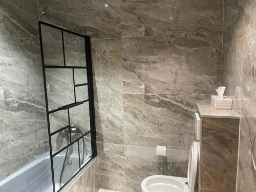 un bagno con wc e vasca da bagno di Inga´s Apartment ad Alaior