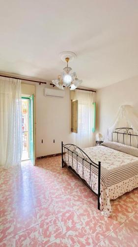 a bedroom with a bed and a ceiling fan at CASA VACANZE DON VARTULIDDU in Scicli