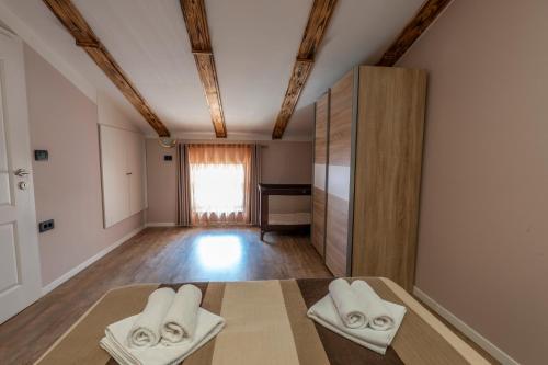 una stanza con due asciugamani bianchi appoggiati su un tavolo di Apartment Anitea a Pola (Pula)