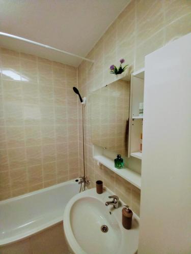 a bathroom with a sink and a bath tub at Casa Bart de vacaciones in Mazarrón