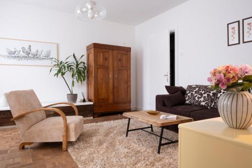 sala de estar con sofá y mesa en Passero Holiday House en Moravske-Toplice