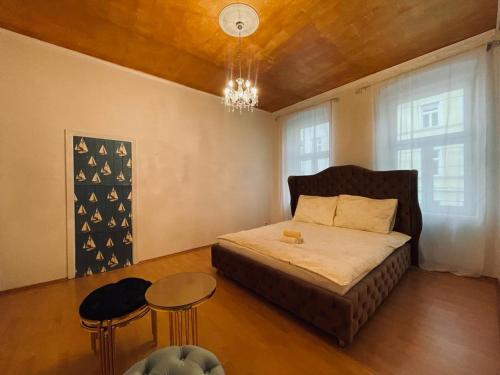 維也納的住宿－Venus Apartment，一间卧室配有一张床、一张桌子和一个吊灯。