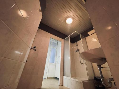 維也納的住宿－Venus Apartment，带淋浴和盥洗盆的浴室以及窗户。