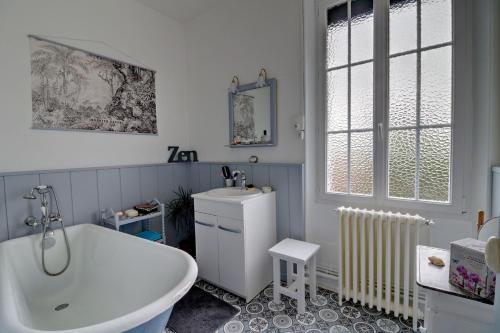 阿夫爾河畔韋爾訥伊與伊通河的住宿－Villa Simple Abri，浴室配有白色浴缸和水槽