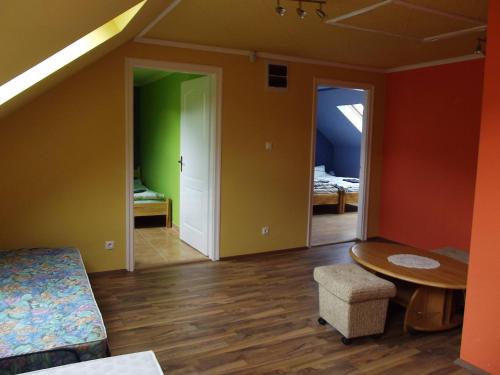 una sala de estar con paredes de color naranja y verde. en Öreg Diófa Vendégház, en Abaújszántó