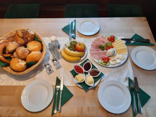 una mesa con un montón de comida. en Gasthof zum Lehnerwirt, en Breitenbrunn
