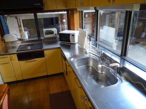 松江的住宿－GuestHouse AZMO - Vacation STAY 48007v，厨房配有水槽和微波炉