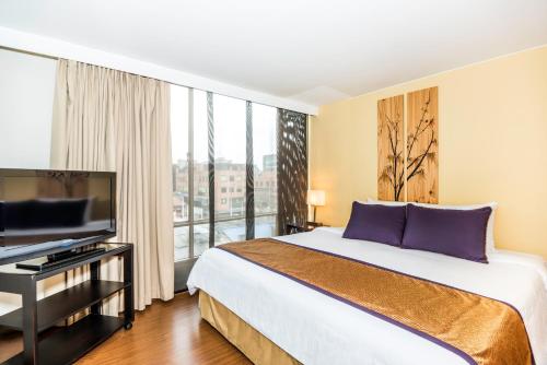 A bed or beds in a room at Lloyds Apartasuites Parque 93