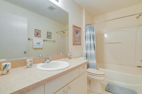 y baño con lavabo y aseo. en The Villages Vacation Rental with Lanai and Golf Cart!, en The Villages