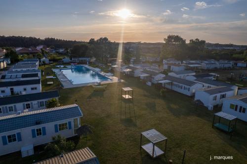 an aerial view of a small town with a pool at Natur Camping Landshause in Burinhosa