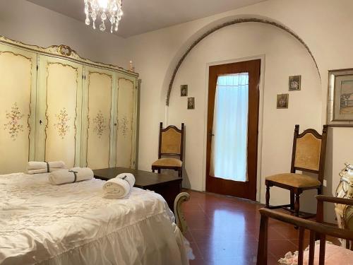 um quarto com uma cama, 2 cadeiras e uma janela em 'Il Casale di Giova' Tuscan Farmhouse em Lucca