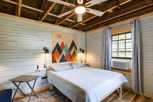 Katil atau katil-katil dalam bilik di Peaceful Rutherfordton Getaway 6 Mi to Downtown!