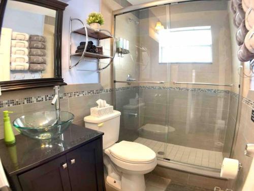 Ένα μπάνιο στο HOME AWAY FROM HOME Near Airport and Malls and Highways