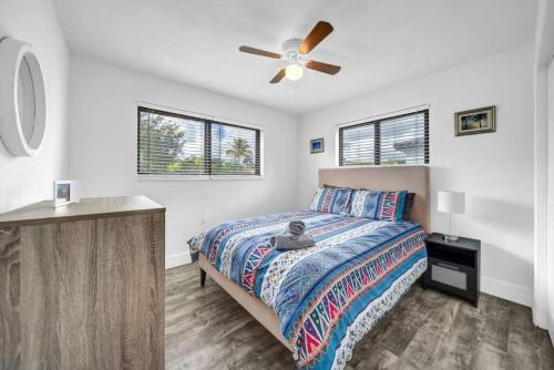 1 dormitorio con 1 cama y ventilador de techo en Modern Lux Pool Home Upscale, Spacious and Comfy, en Kendall