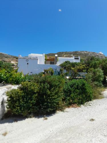 una casa en la playa con arbustos en la arena en Paros traditional house en Episkopianá