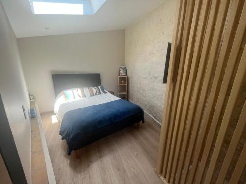 a bedroom with a bed and a skylight at Le Duplex studio centre de Nîmes avec Clim in Nîmes
