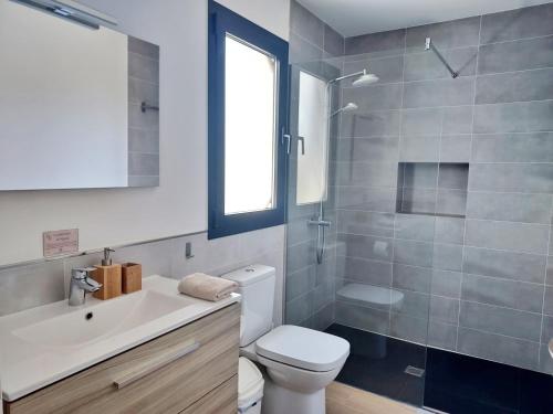 y baño con aseo, lavabo y ducha. en Villa en Lajares. Fuerteventura, en Lajares