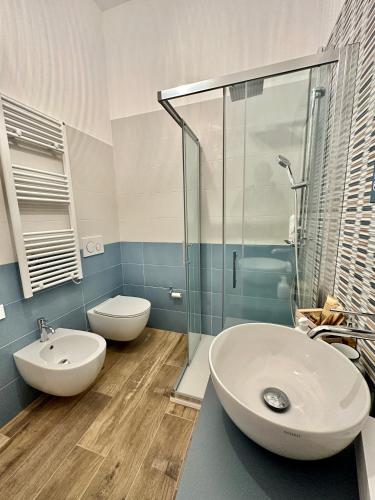 a bathroom with a sink and a shower and a toilet at Bed Art Relaxing Suite - Appartamento con Sauna Happiness Suite Gallery in San Benedetto del Tronto