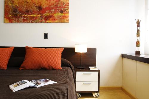 Un dormitorio con una cama con un libro. en Recoleta Uriburu by Ayres en Buenos Aires