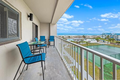 balcón con sillas, mesa y vistas al océano en Plantation Dunes 5316 Shore to Please, en Gulf Shores