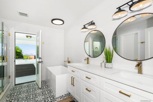 La salle de bains est pourvue d'un lavabo et d'un miroir. dans l'établissement The California III, à San Diego