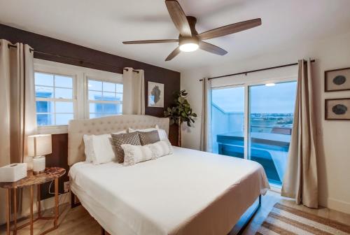a bedroom with a bed and a ceiling fan at The California III in San Diego