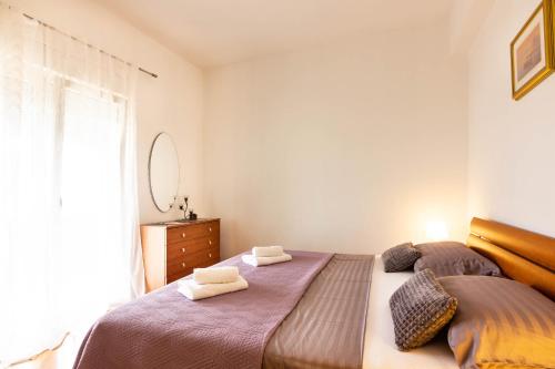 sypialnia z 2 łóżkami i lustrem w obiekcie Apartman Marta Zadar w mieście Zadar